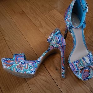 Gianni Bini platform heels floral print